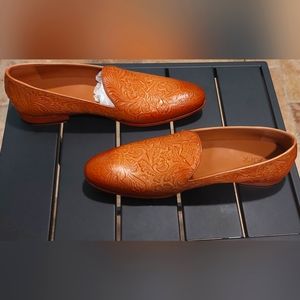 Taft Monaco Loafer in Honey.                  Size 44 (EUR), Size 10 (US)